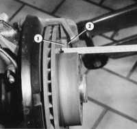  Измерение толщины колодок дискового механизма Audi 80
